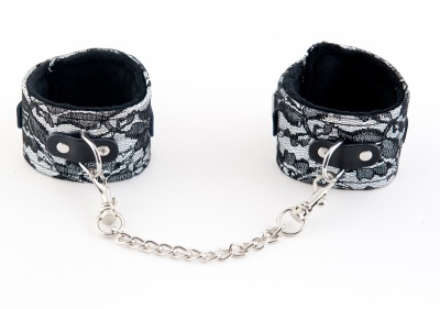 Серебристые кружевные поножи