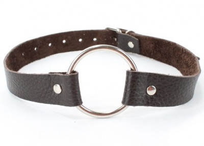 Коричневый кожаный кляп с металлическим кольцом