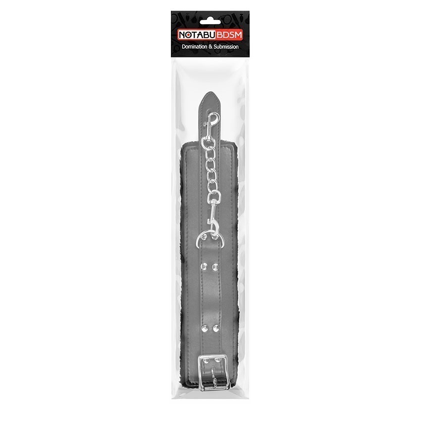 Черные оковы на металлических карабинах